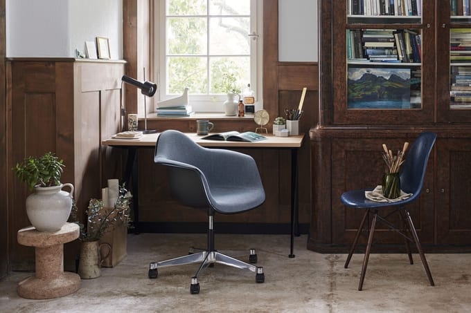 Vitra Eames Fiberglass Side Chair DSW - Classic Red - honingkleurig essenhout