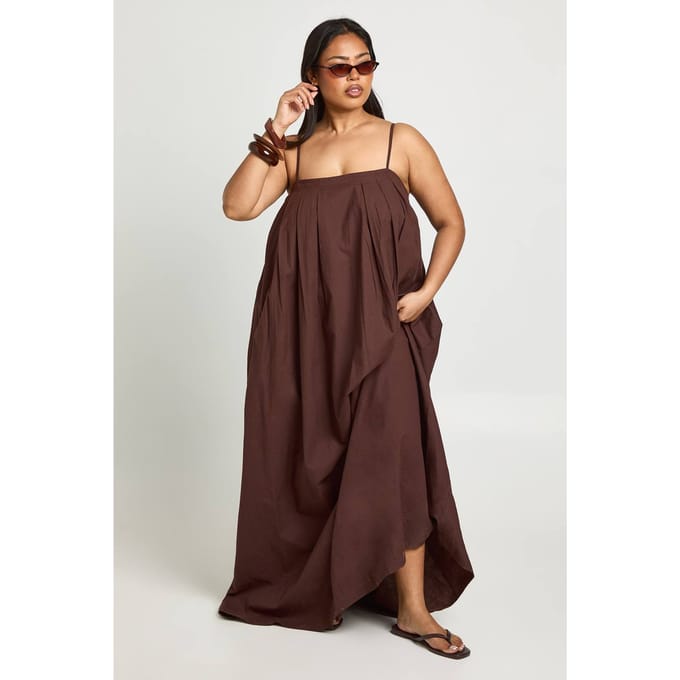 boohoo Dames Plus Katoenen Poplin Geplooide Volume Maxi Jurk | Chocoladebruin | Maat: 44