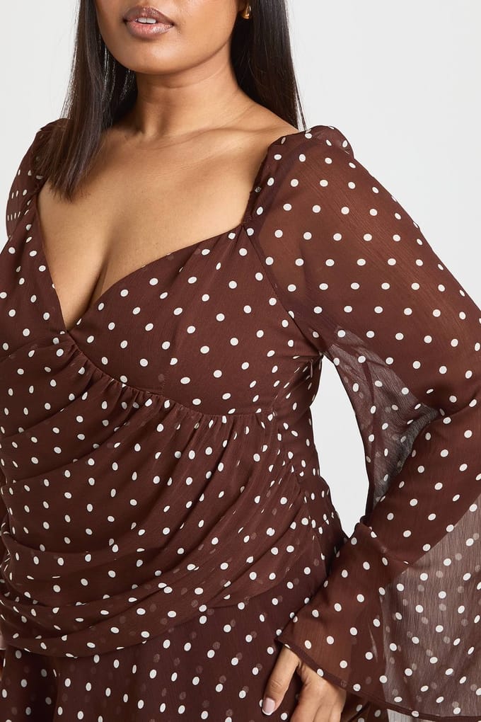 boohoo Dames Plus Size Polkadot Chiffon Godet Skater | Chocolate | Maat: 16