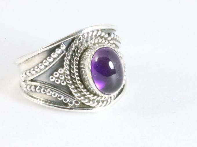Bewerkte zilveren ring met amethist - maat 19