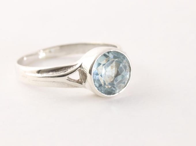 Zilveren ring met blauwe topaas - maat 16