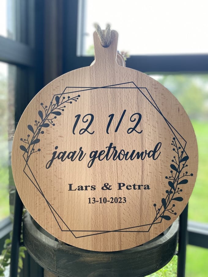 Creaties van hier - serveerplank - 12, 5 jaar getrouwd - gepersonaliseerd cadeau - 40 cm - hout