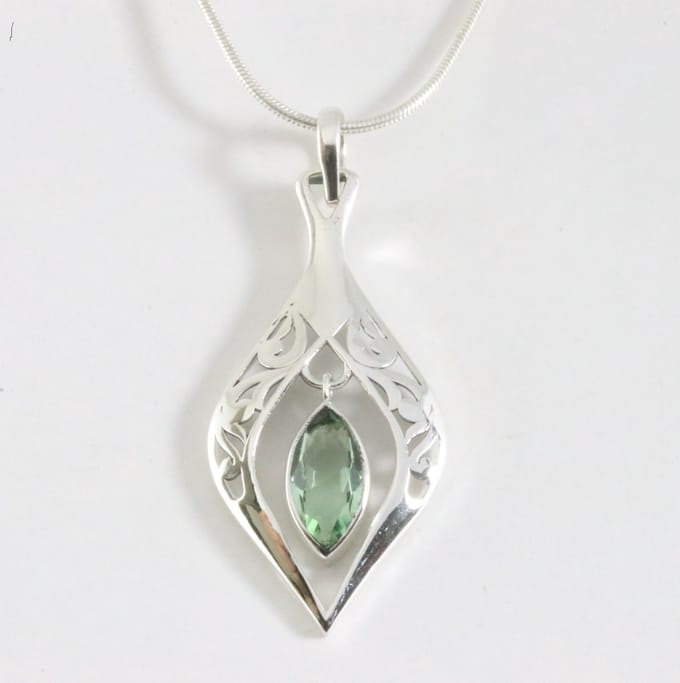 Opengewerkte zilveren hanger met groene amethist aan ketting