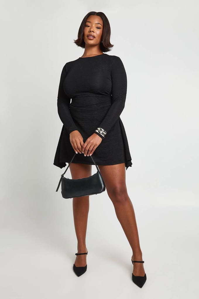 boohoo Dames Plus Gerimpelde Getextureerde Flippy Skaterjurk | Black | Maat: 26