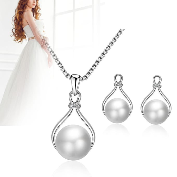 Ensemble Collier Boucles d'Oreilles pour Femmes Simple Élégant Tempérament Alliage Chaîne Argentée Collier de Perles et white