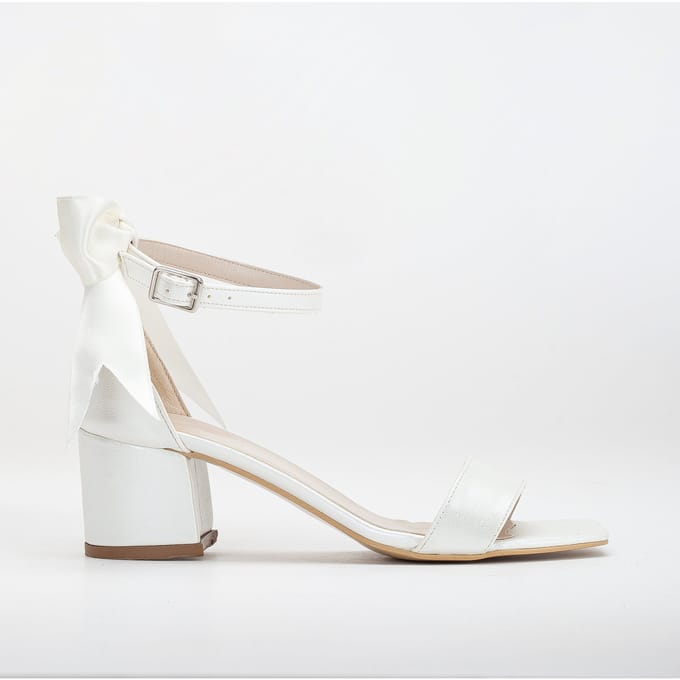 Rochelle Ivoor Bridal Sandalen with Ribbon