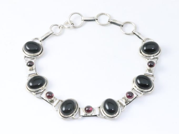 Zware zilveren armband met onyx en granaat