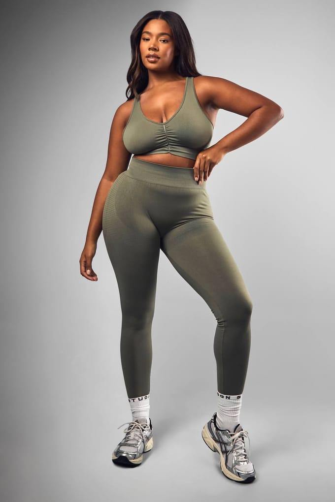 boohoo Dames Plus Premium Sculpt Naadloze Bum Scrunch Legging | Khaki | Maat: 24
