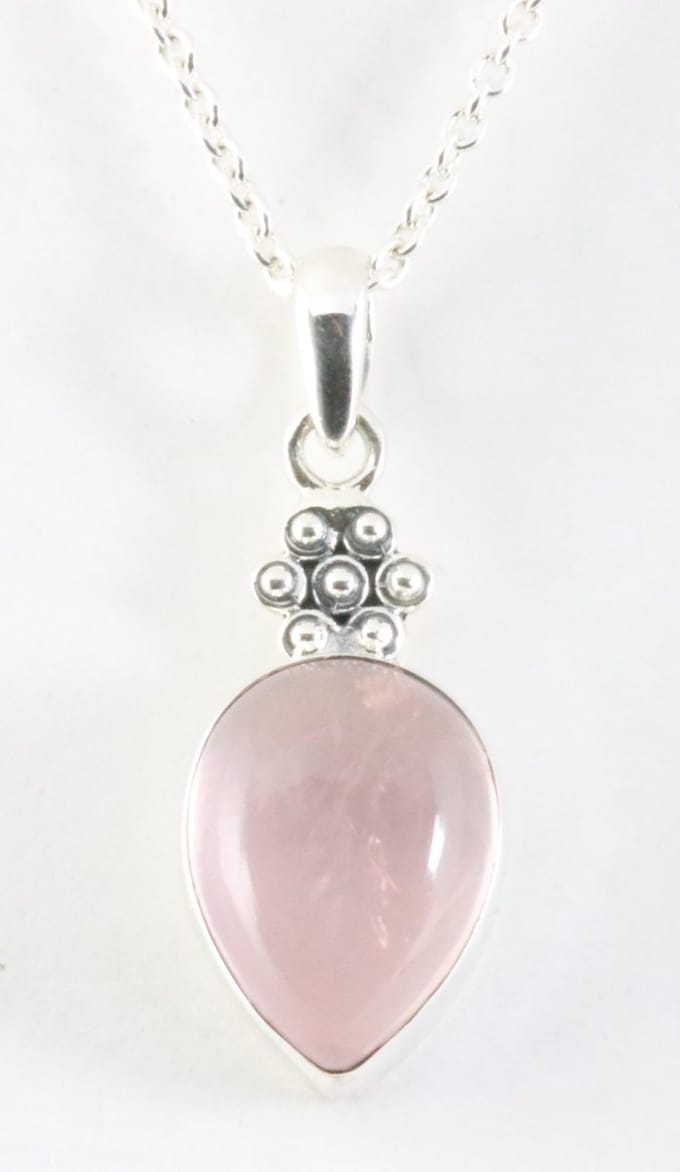 Bewerkte zilveren hanger met rozenkwarts aan ketting