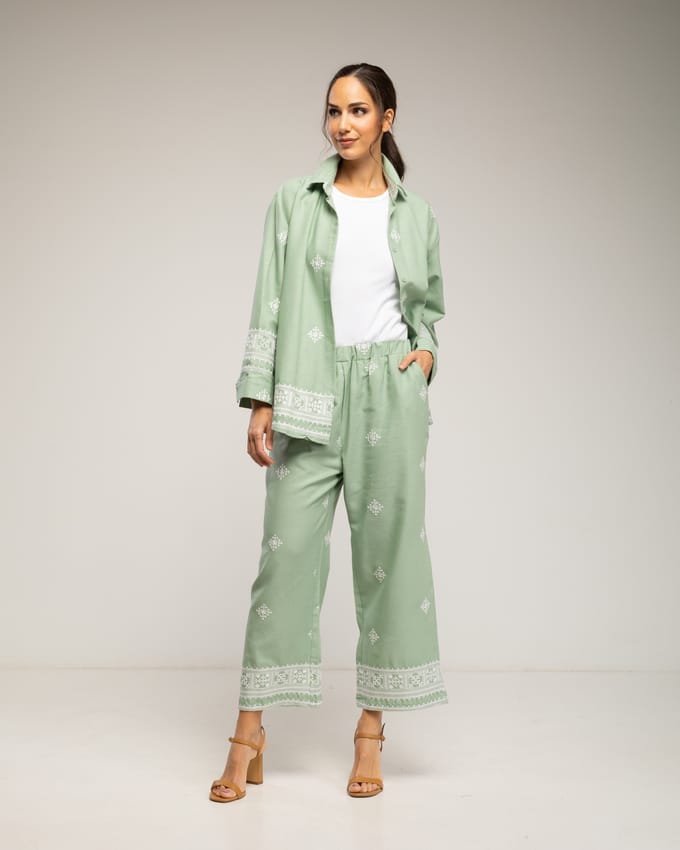 Set van geborduurd overhemd en broek, met elastische taille en zakken