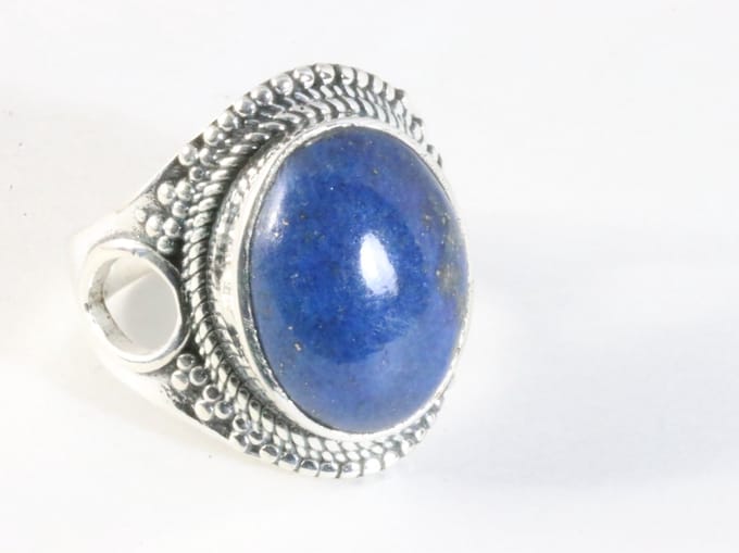 Bewerkte zilveren ring met lapis lazuli - maat 17.5