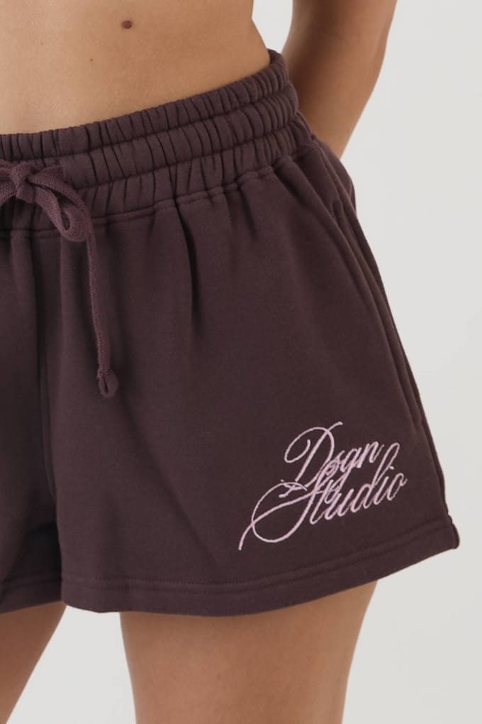 Dames Dsgn Studio Script Wijdvallende Sweat Short | Chocolate | Maat: Medium