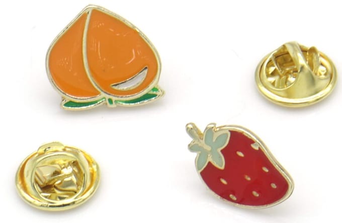 Set Sierspelden – Perzik & Aardbei – Pins – Fruitige Accessoires – 2 stuks