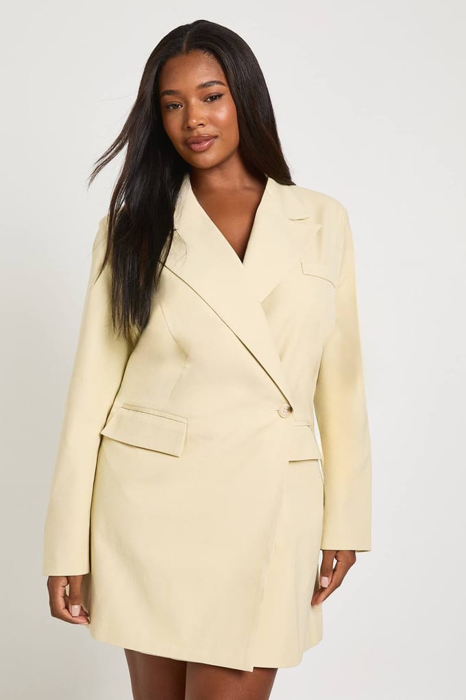 boohoo Dames Plus Oversized Blazerjurk Met Wikkelmodel En Hoornknoop | Boter | Maat: 46