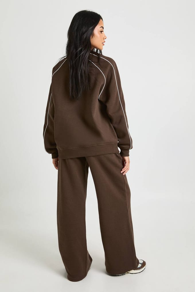 boohoo Dames Ath Club Geborduurd V-hals Piping Sweatshirt Trainingspak | Chocoladebruin | Maat: Medium