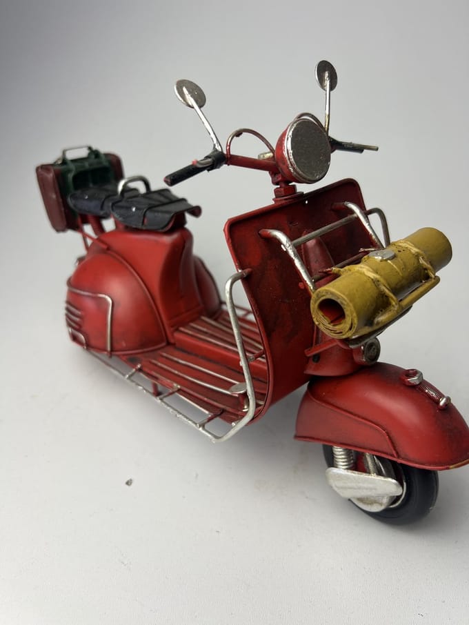 Vespa met rol voorop / strand matje