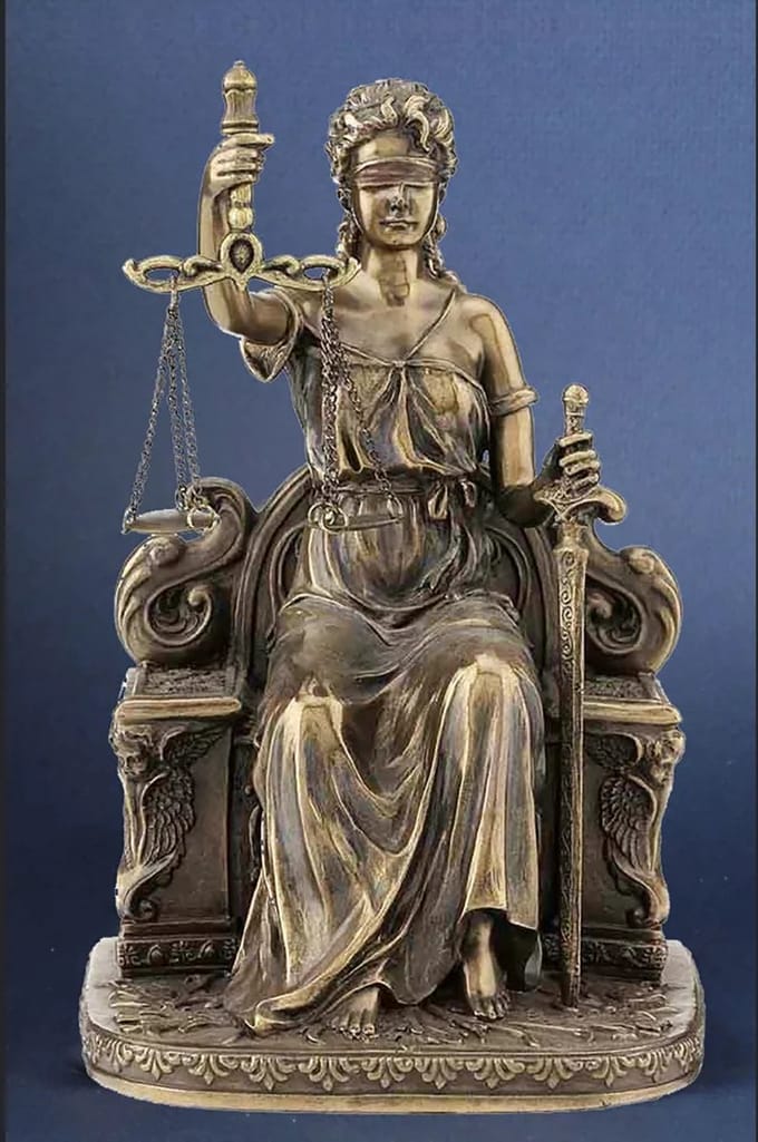 Beeld Vrouwe Justitia zittend Parastone