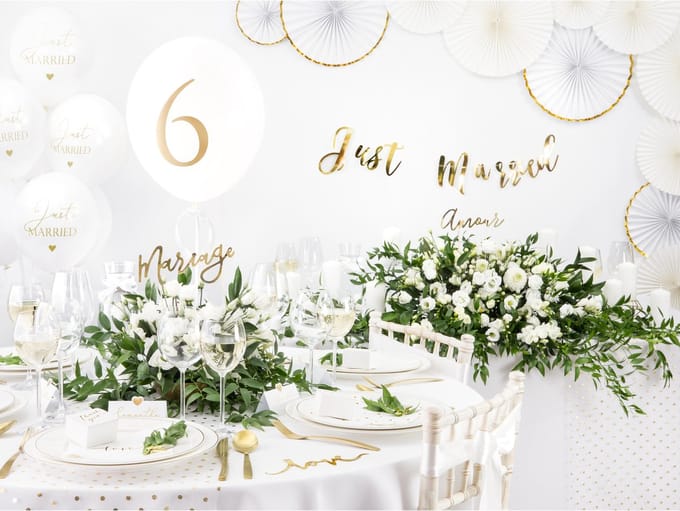 Partydeco tafelkleed/tafellaken rond - wit - 230 cm - polyester - Bruiloft feest tafelkleden