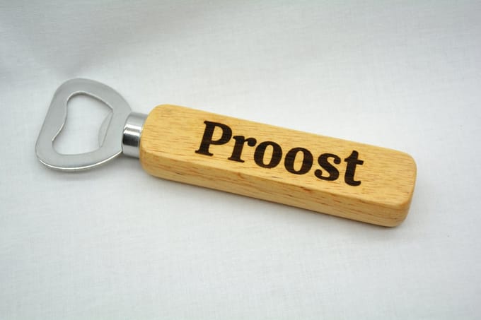 Houten Flesopener - Bieropener - met tekst Proost gegraveerd
