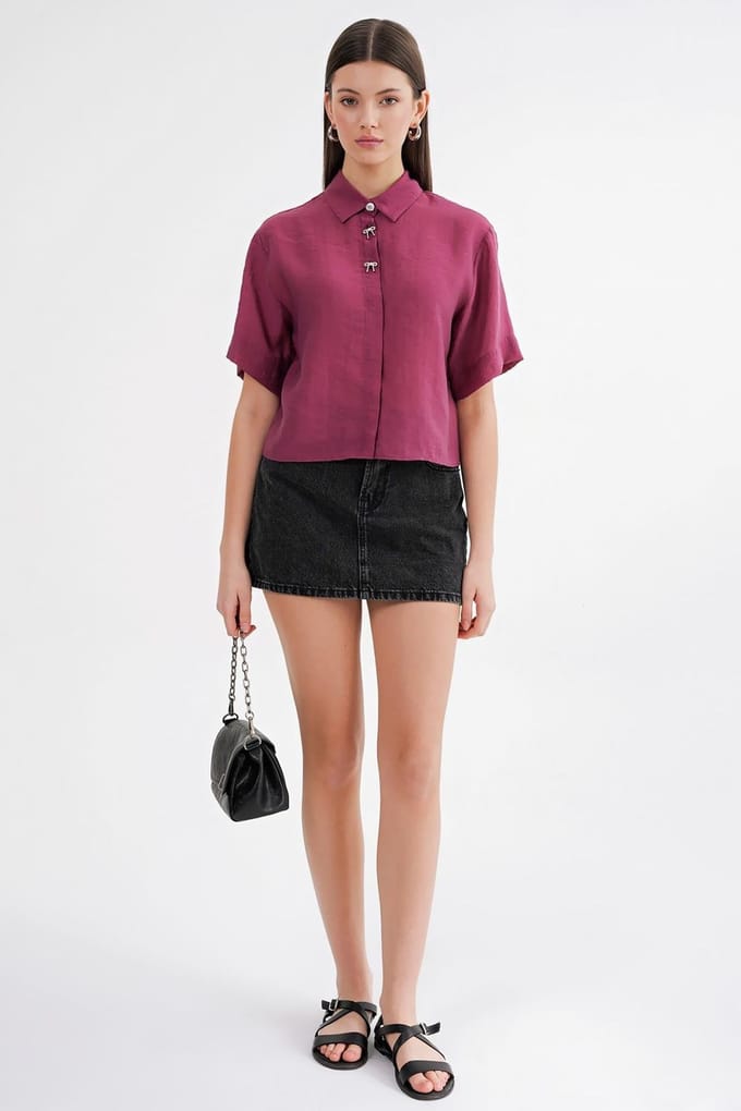 Korte Mouw Crop Shirt met Steenaccessoires