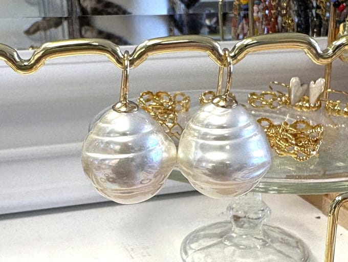 Barok parel oorbellen groot wit/goud