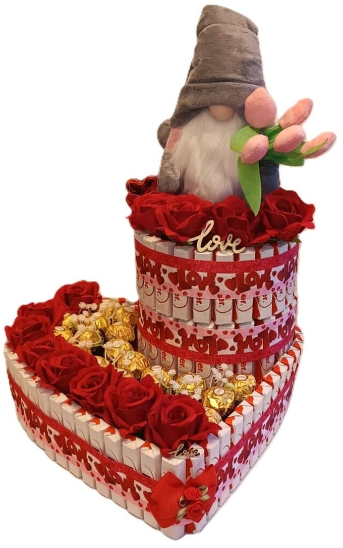 Snoeptaart hart 30cm en 3 verdiepen - met staande gnome