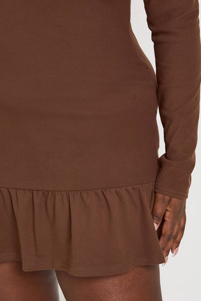 boohoo Dames Plus Superzachte Geribbelde Volantzoom Shiftjurk | Chocoladebruin | Maat: 44