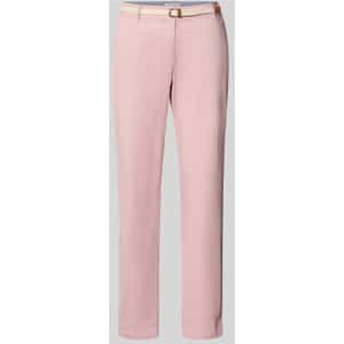 chino met riem en achterzakken