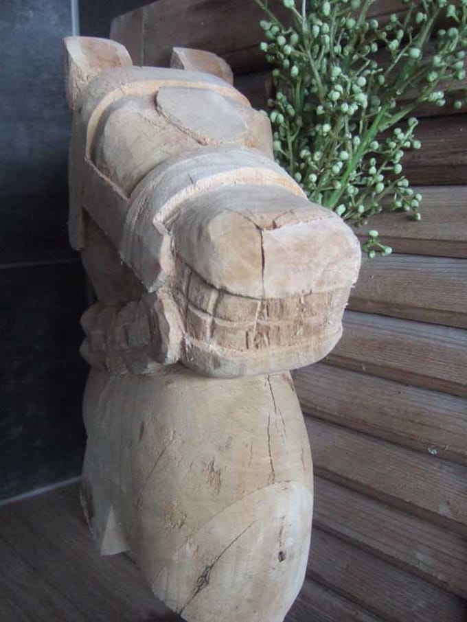 Houten paardenhoofd op voet