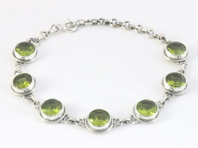 Bewerkte zilveren armband met peridoot