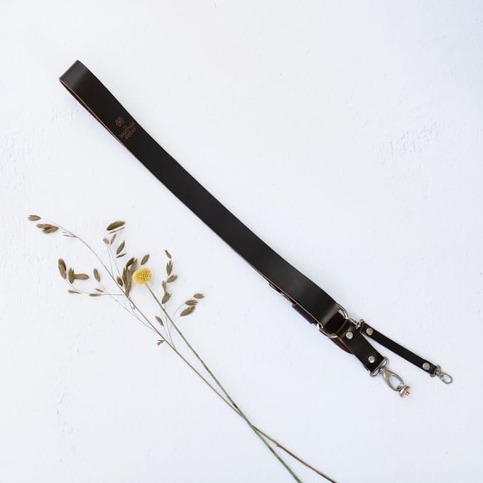 The Leather Rebel Sling Strap S/M – Leren Schouderriem – Handgemaakt