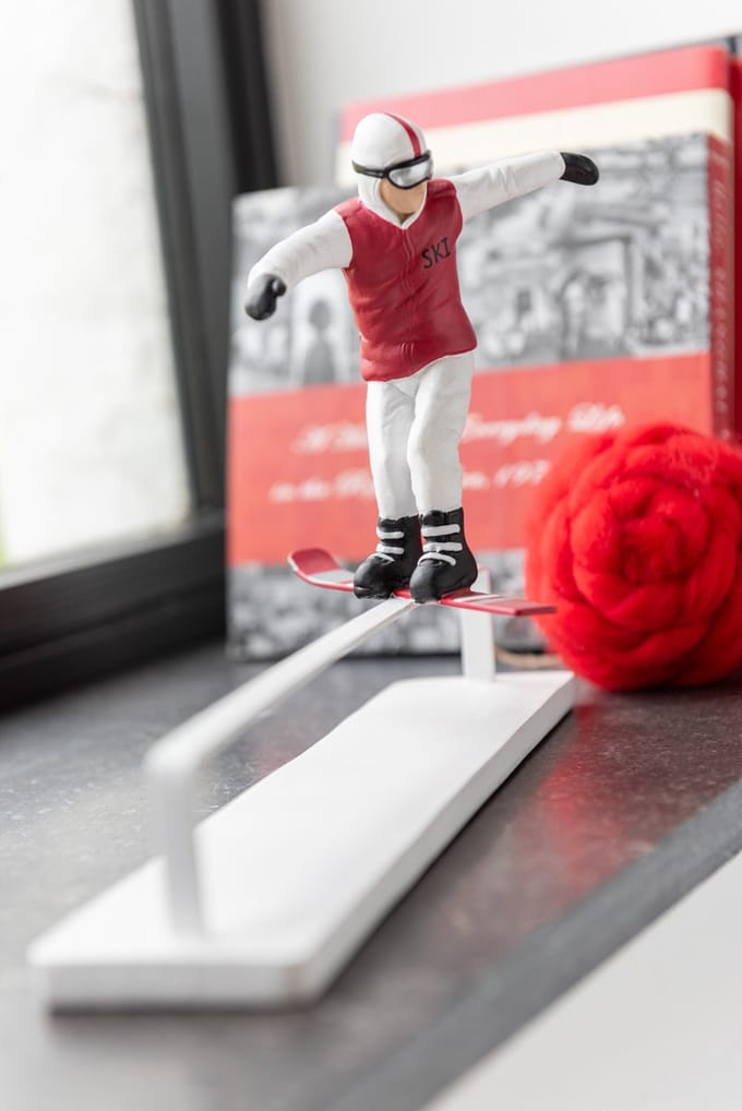 J-Line decoratie Snowboarder Obstakel - polyresin - rood/wit