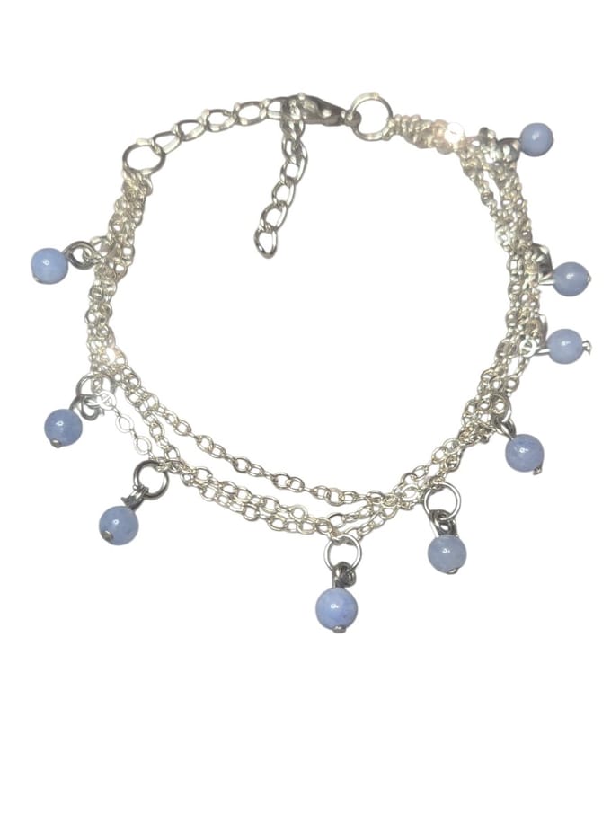 zilverkleurige 3 bangle armband met aquamarijn bedels.