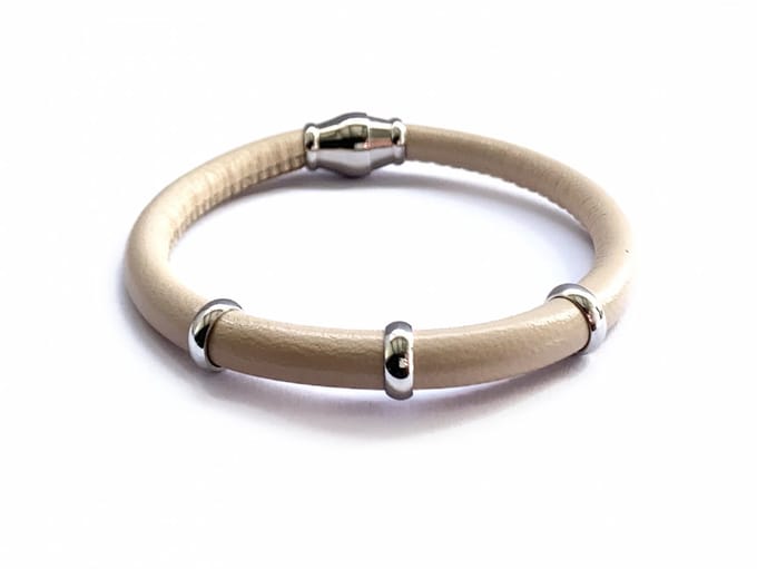 NIEUW! Jolla - dames armband zilver - leer - magneetsluiting - bedels - Single Silver - Vanille