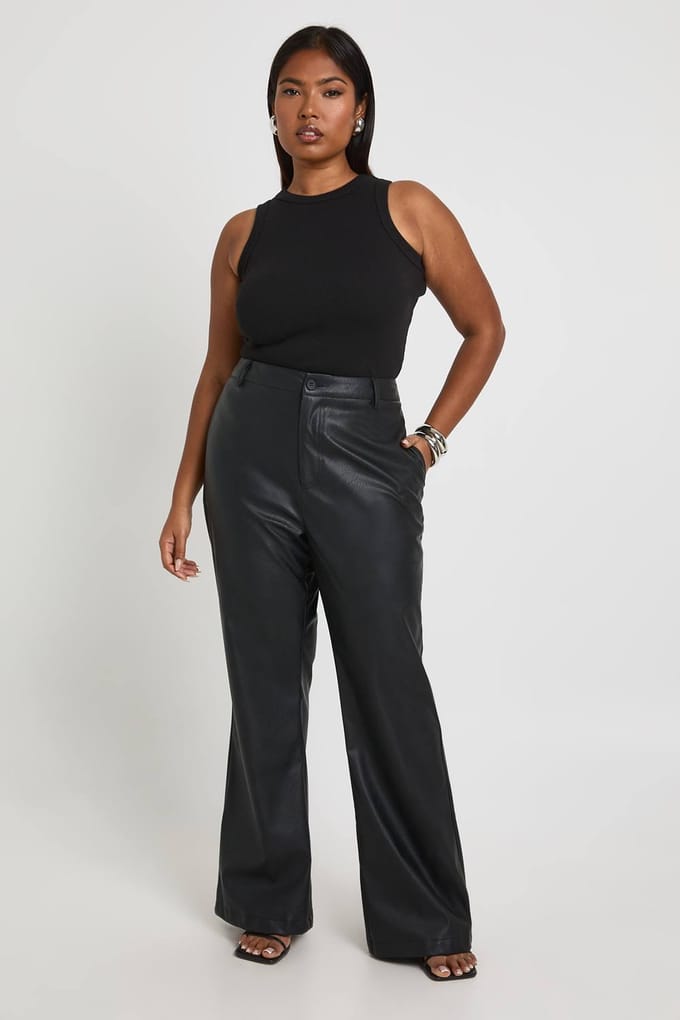 boohoo Dames Plus Kunstleren Flared Broek | Black | Maat: 28