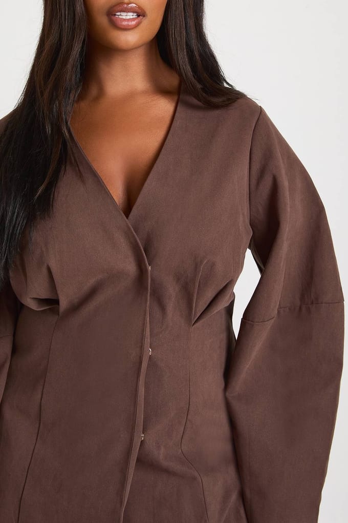 boohoo Dames Plus Twill Ballonmouw Getailleerde Mini Jurk | Chocoladebruin | Maat: 50
