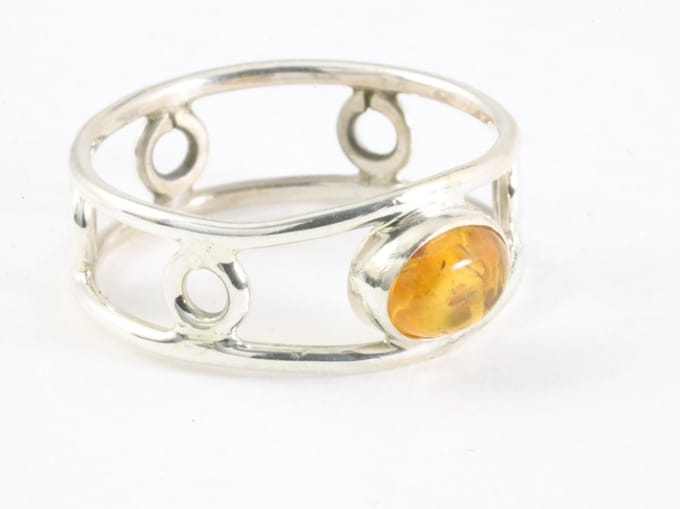 Fijne opengewerkte zilveren ring met amber - maat 17