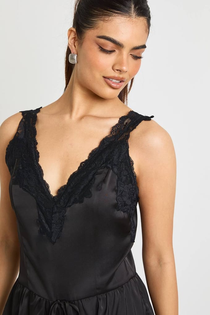 boohoo Dames Kanten Zoom Satijn Flippy Korte Playsuit | Black | Maat: 8