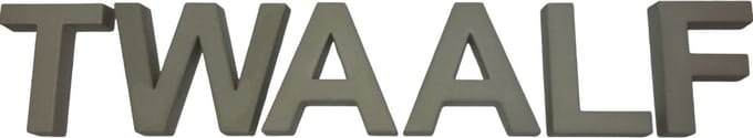Betonnen letters. Huisnummer TWAALF 20 cm hoog