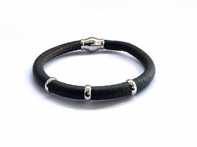 NIEUW! Jolla - dames armband zilver - leer - magneetsluiting - bedels - Single Silver - Antraciet