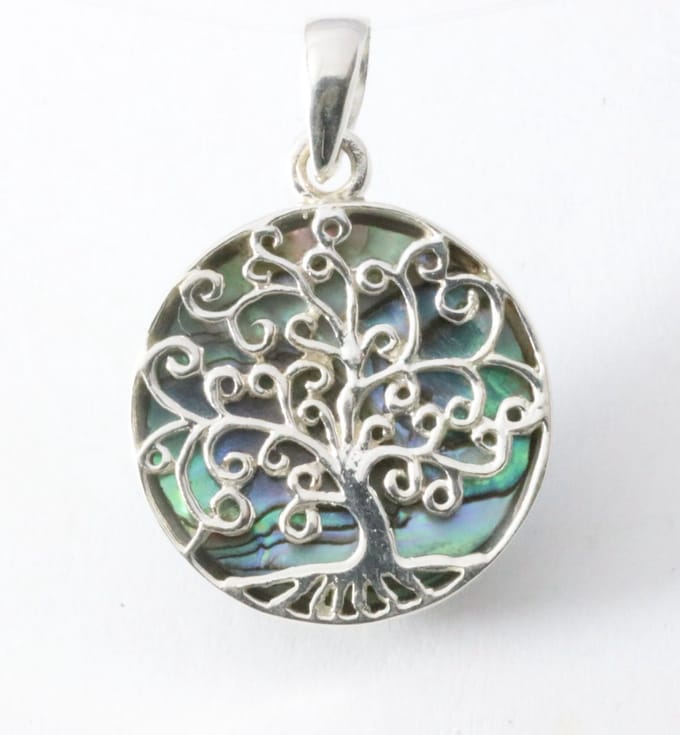 Fijne ronde zilveren hanger met levensboom op abalone schelp