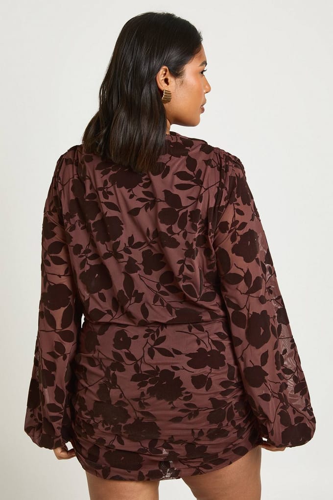 boohoo Dames Plus Devore Gerimpelde Bodycon Jurk | Chocoladebruin | Maat: 50