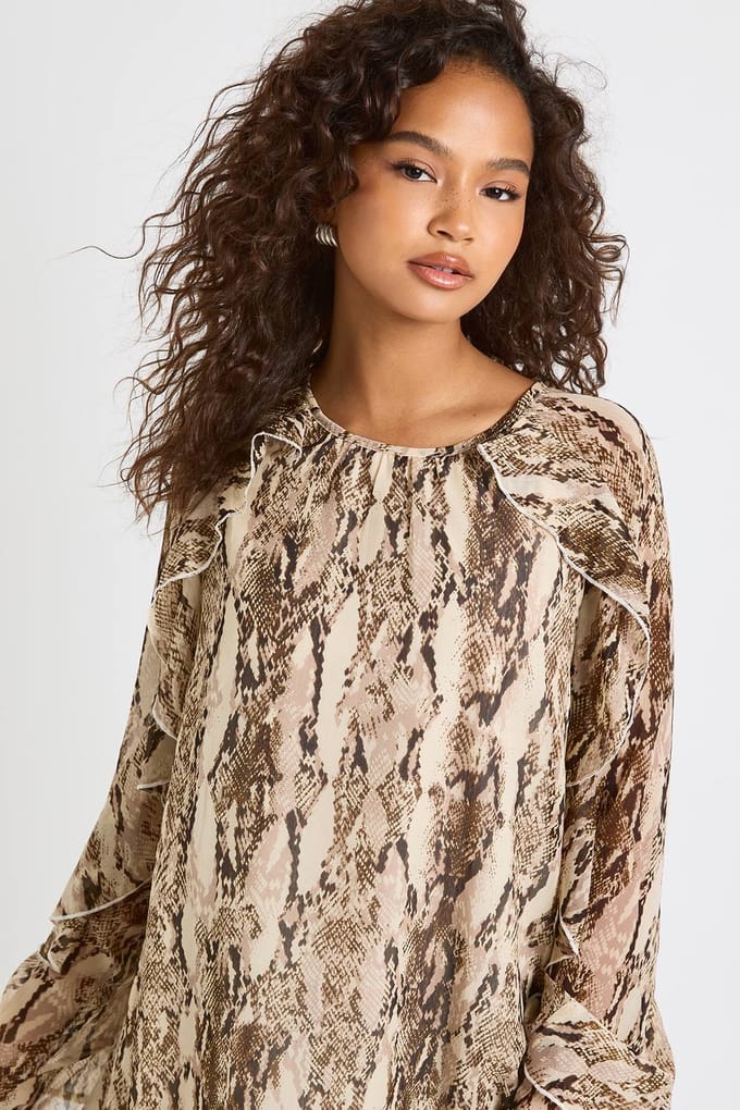 boohoo Dames Slangprint chiffon smockjurk | Stone | Maat: 8
