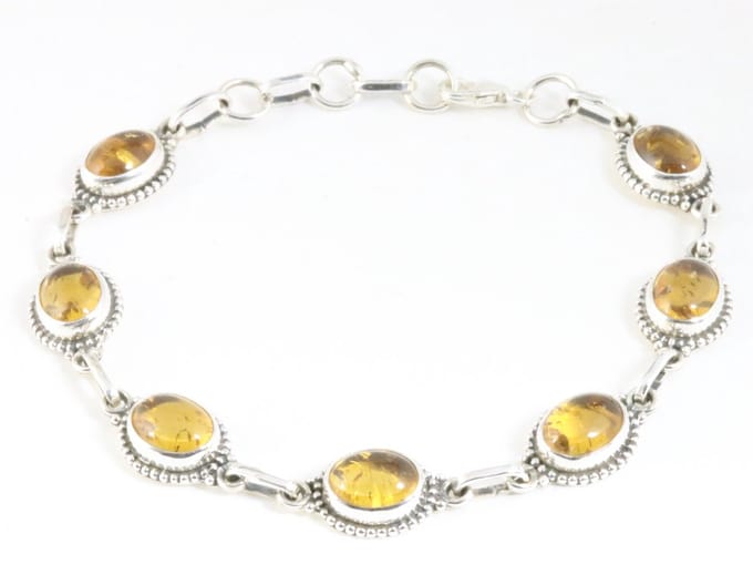 Bewerkte zilveren armband met amber