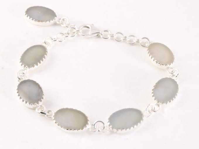 Bewerkte zilveren armband met witte agaat