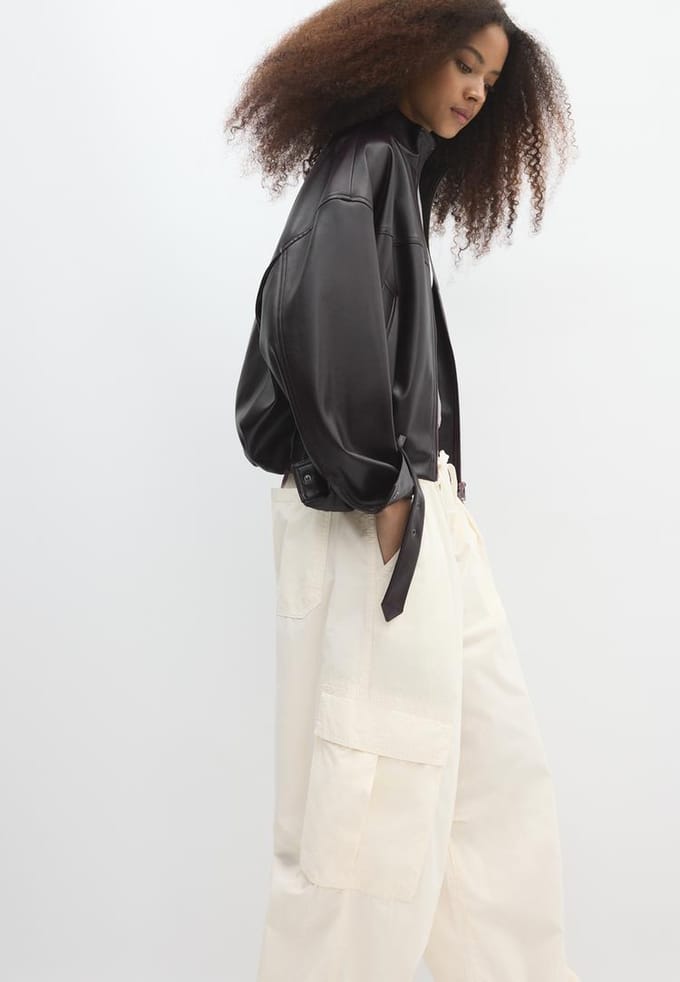 Stradivarius Ballonjack met ceintuur en leereffect  Bruin M