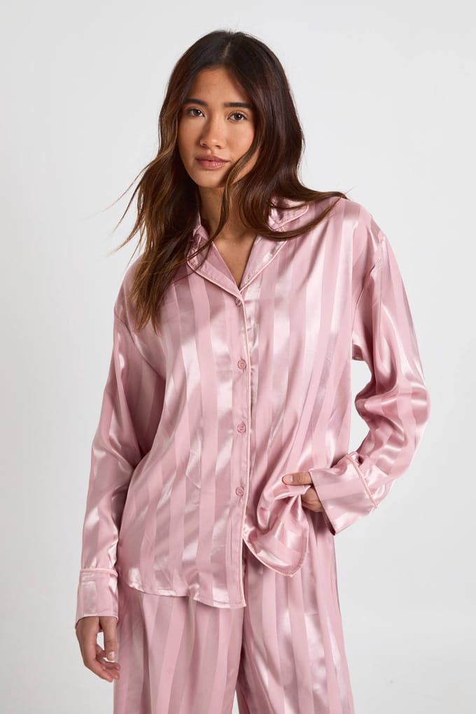 boohoo Dames Jacquard Satijn Oversized Lange Mouw Shirt & Broek Pyjama Set | Pink | Maat: 6