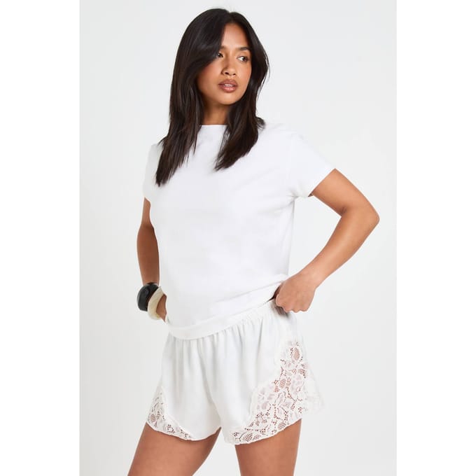 boohoo Dames Petite Satijnen Runner Short Met Kanten Rand | Ivory | Maat: 16