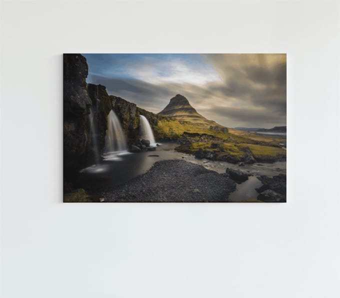 Canvas Schilderij – Natuur – Landschappen – Waterval en Berg – 90x60x2 cm