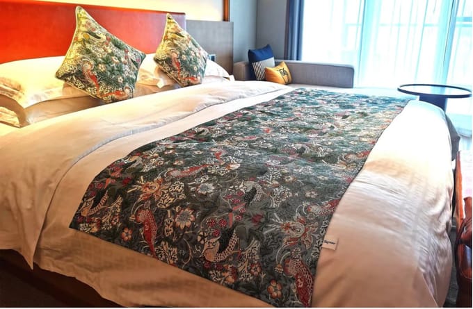 Bedloper - Bedrunner - Gobelinstof - tafelloper - Strawberry Grey - William Morris - 220 x 70 cm